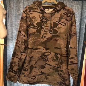 Men’s Under Armour sweatshirt